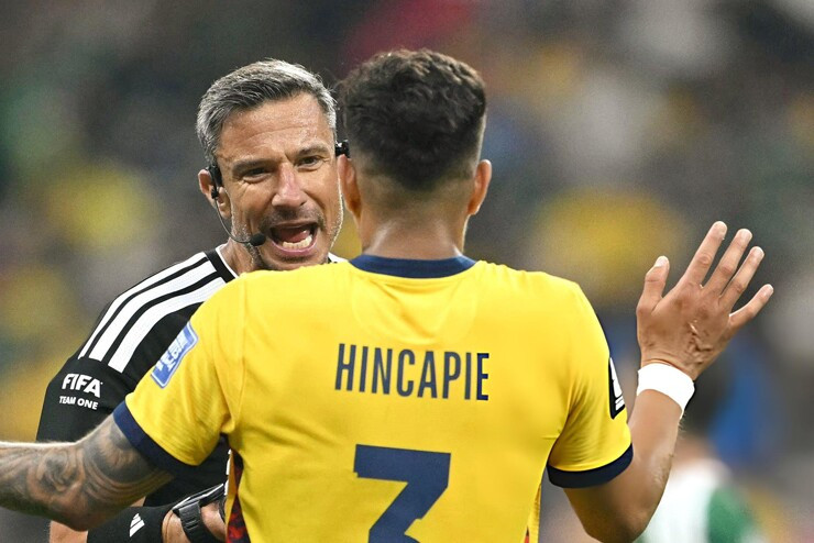 Mexico đánh bại Ecuador 2-0: Piero Hincapie nhận thẻ đỏ hy hữu vì lỗi che miệng