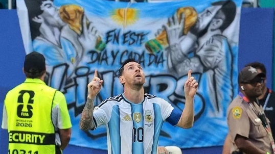 Thoát hiểm trước Cape Verde, Messi chạm cột mốc lịch sử