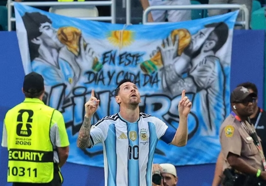 Thoát hiểm trước Cape Verde, Messi chạm cột mốc lịch sử
