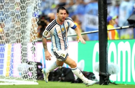 Thoát hiểm trước Cape Verde, Messi chạm cột mốc lịch sử