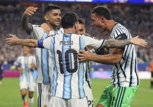 Thoát hiểm trước Cape Verde, Messi chạm cột mốc lịch sử