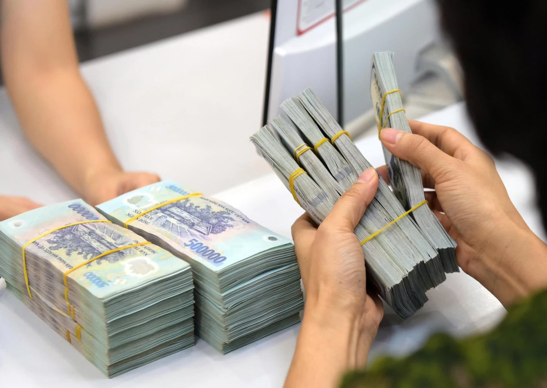 Lãi suất qua đêm vọt lên 13%/năm, trái phiếu ngân hàng gần 10%