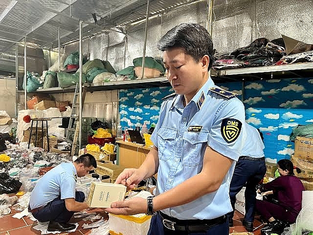 Giữa "bão" hàng giả, hàng thật bán bằng gì?