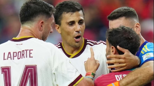 Rodri xin lỗi Bernardo Silva sau trận thắng Bồ Đào Nha
