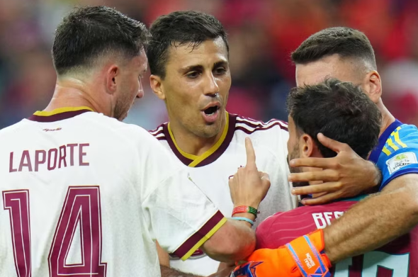 Rodri xin lỗi Bernardo Silva sau trận thắng Bồ Đào Nha