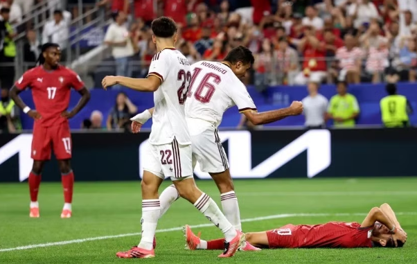 Rodri xin lỗi Bernardo Silva sau trận thắng Bồ Đào Nha