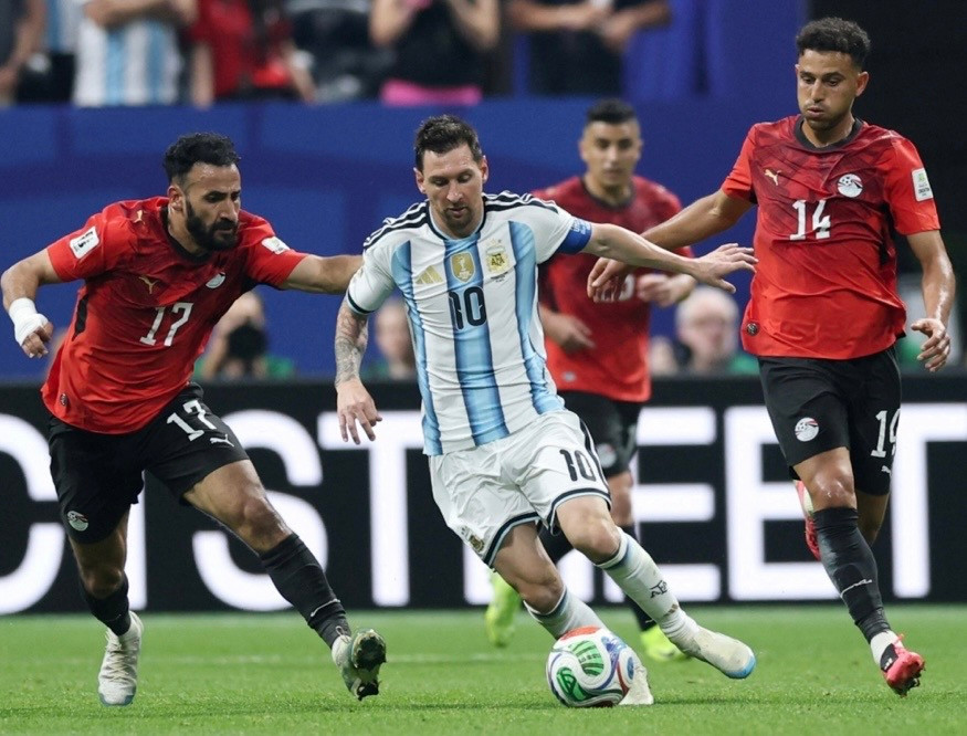 Argentina vất vả vào bán kết