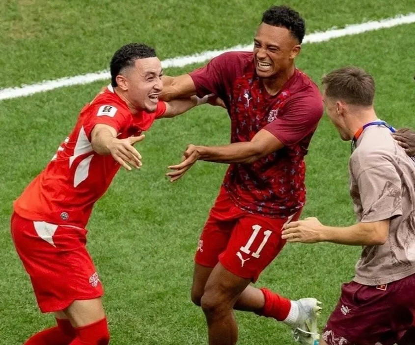 Argentina vất vả vào bán kết