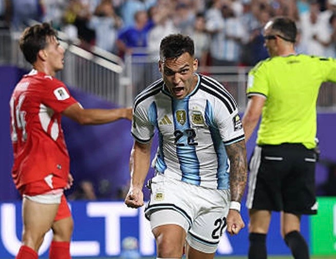 Argentina vất vả vào bán kết