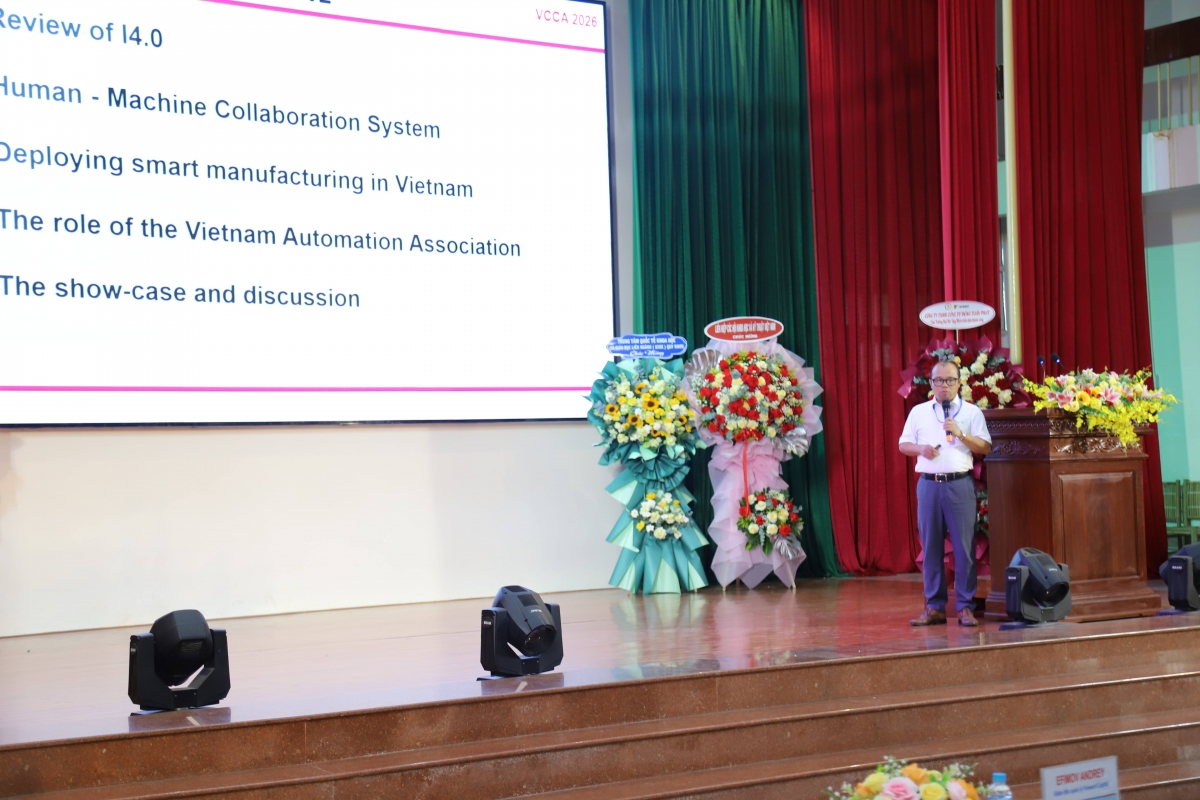 TS. Đỗ Mạnh Cường - Phó Tổng Thư ký Hội Tự động hóa Việt Nam chia sẻ các xu hướng ứng dụng AI, IoT và hệ thống cộng tác người –- máy trong sản xuất thông minh.