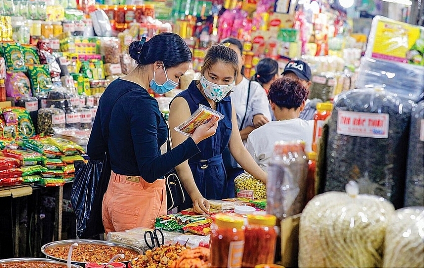 Giá xăng giảm, vì sao giá hàng hóa vẫn "neo" cao?