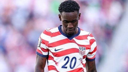 FIFA đối mặt làn sóng chỉ trích sau quyết định hoãn án treo giò cho Folarin Balogun