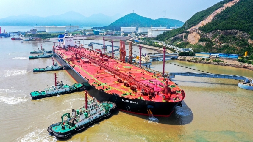 Nhập khẩu dầu thô của Trung Quốc tăng vọt