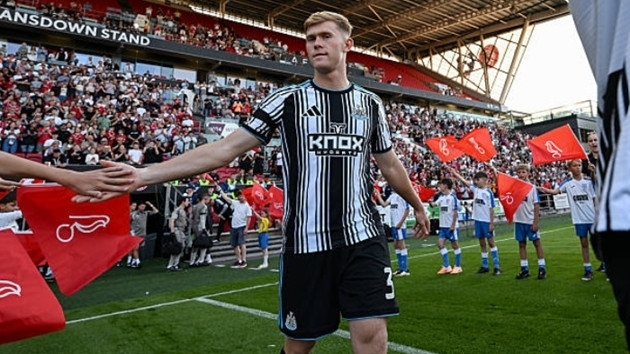 Man Utd nhắm Lewis Hall giữa cơn khủng hoảng thượng tầng tại Newcastle