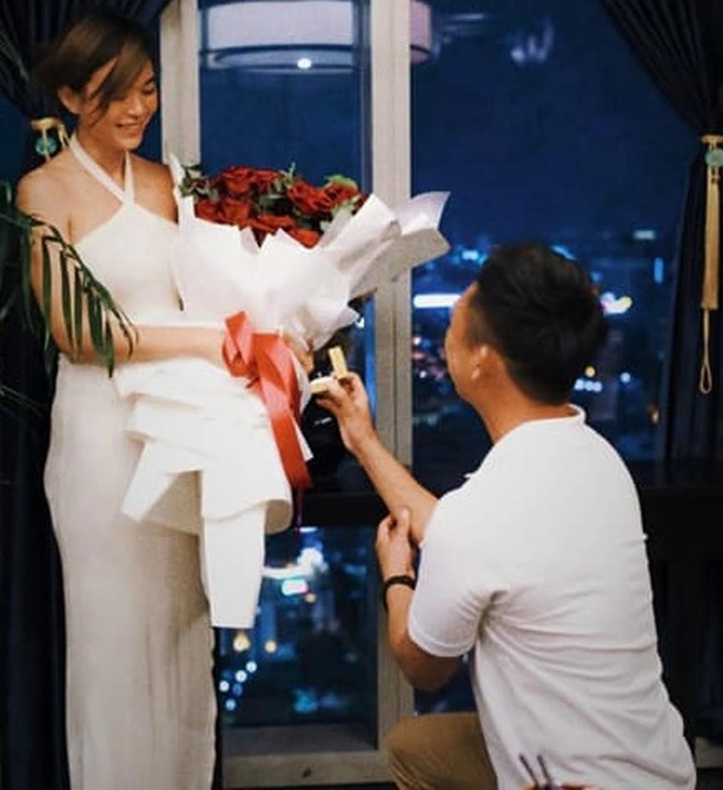 Sao Việt hôm nay 1/8: Mâu Thủy chính thức nhận lời cầu hôn của bạn trai, bí ẩn danh tính “chồng sắp cưới”