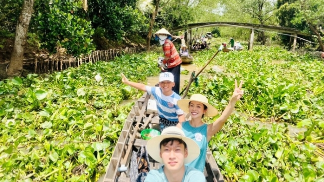 Jennifer Phạm đưa quý tử đi du ngoạn miền Tây trong kì nghỉ hè ở Việt Nam