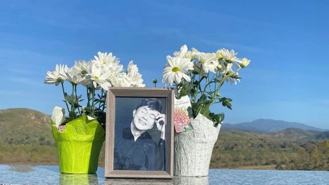 Xúc động khoảnh khắc danh hài Hoài Linh thăm mộ cố nghệ sĩ Chí Tài