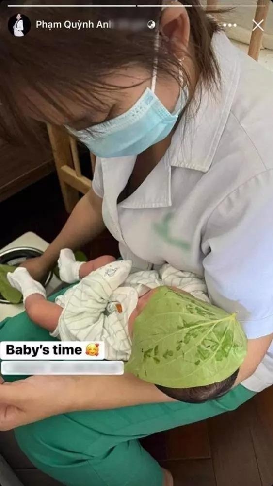 Phạm Quỳnh Anh đi làm sau 3 tuần sinh nở, chưa về dáng nhưng vẫn đẹp hút mắt Phạm Quỳnh Anh đi làm sau 3 tuần sinh nở, chưa về dáng nhưng vẫn đẹp hút mắt