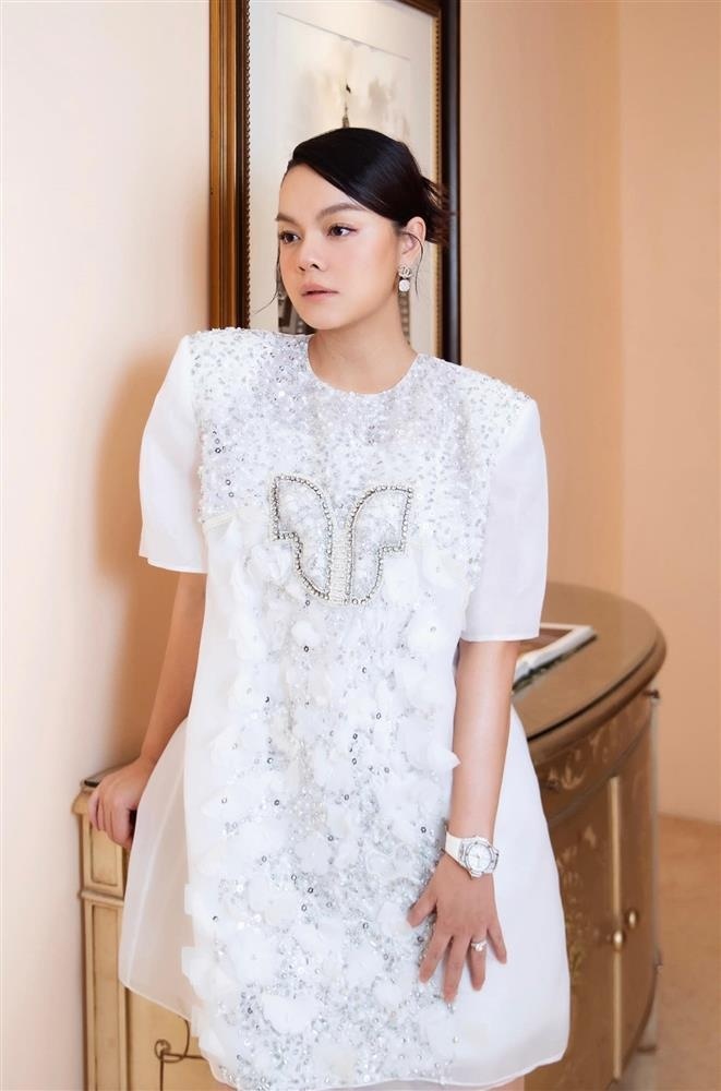 Phạm Quỳnh Anh đi làm sau 3 tuần sinh nở, chưa về dáng nhưng vẫn đẹp hút mắt Phạm Quỳnh Anh đi làm sau 3 tuần sinh nở, chưa về dáng nhưng vẫn đẹp hút mắt