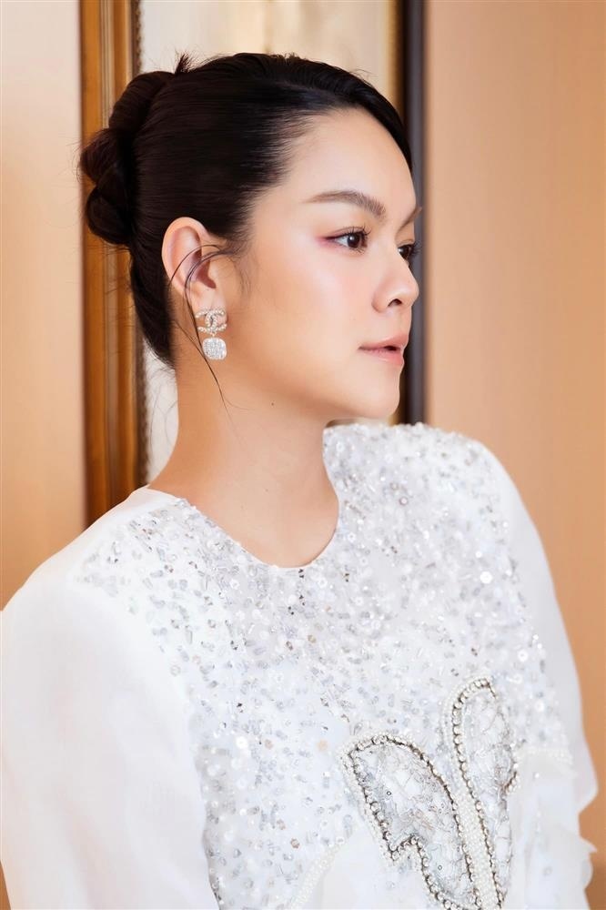 Phạm Quỳnh Anh đi làm sau 3 tuần sinh nở, chưa về dáng nhưng vẫn đẹp hút mắt Phạm Quỳnh Anh đi làm sau 3 tuần sinh nở, chưa về dáng nhưng vẫn đẹp hút mắt
