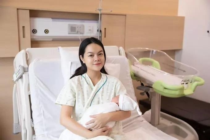 Phạm Quỳnh Anh đi làm sau 3 tuần sinh nở, chưa về dáng nhưng vẫn đẹp hút mắt