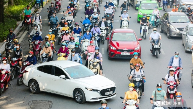 Nhiều phương tiện vẫn "lạc lối" sau 3 ngày phân làn đường Nguyễn Trãi