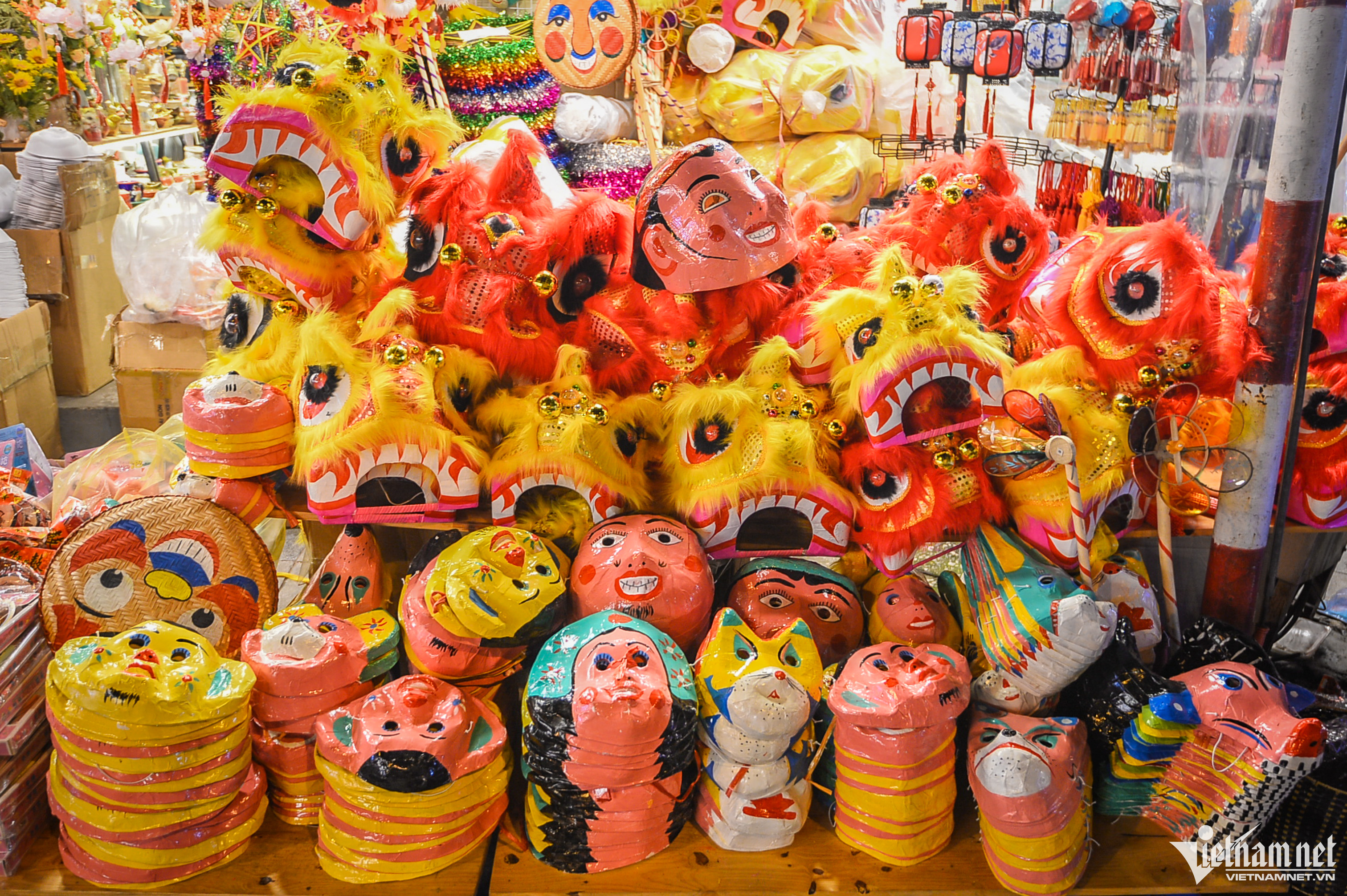 Chợ đồ chơi Trung thu ở Hà Nội tấp nập khách tối cuối tuần