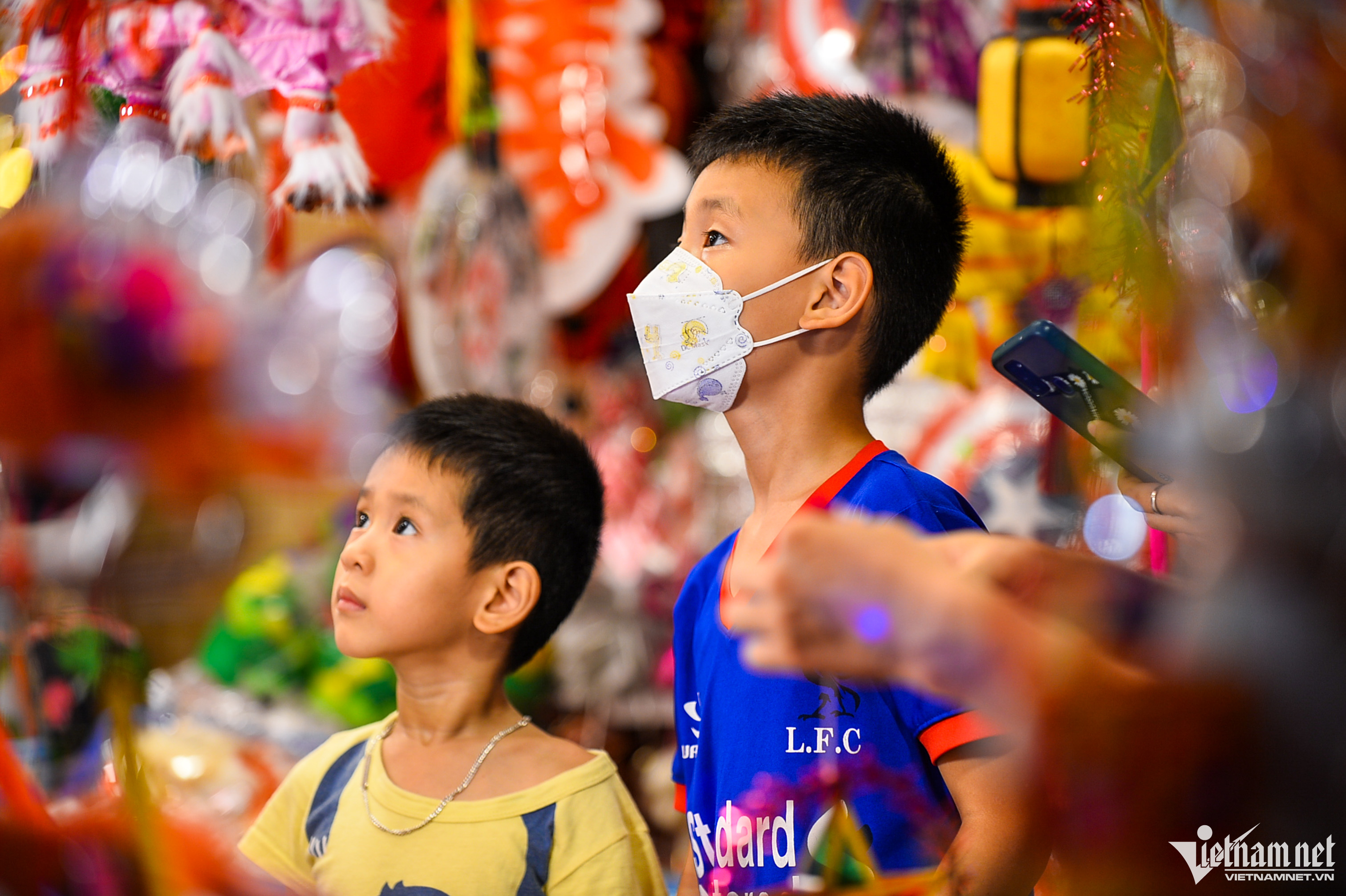 Chợ đồ chơi Trung thu ở Hà Nội tấp nập khách tối cuối tuần Chợ đồ chơi Trung thu ở Hà Nội tấp nập khách tối cuối tuần