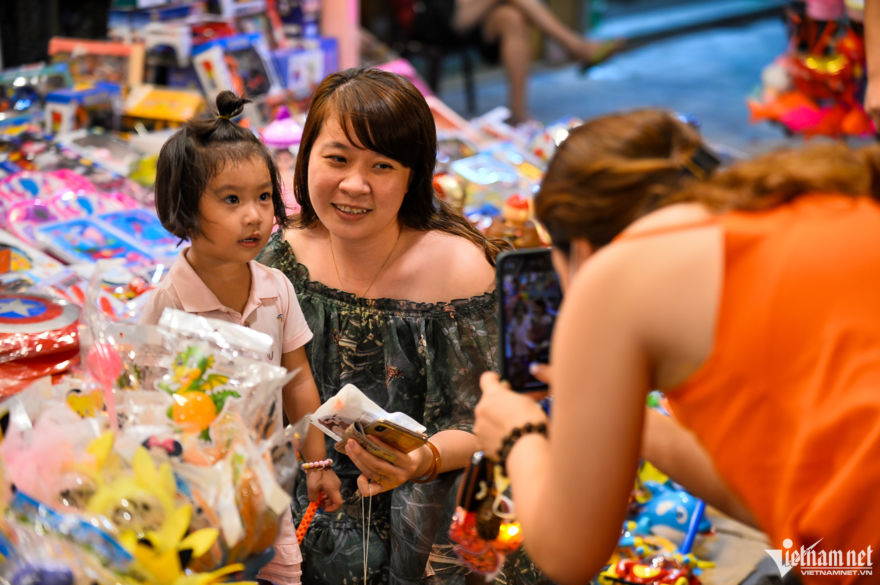 Chợ đồ chơi Trung thu ở Hà Nội tấp nập khách tối cuối tuần