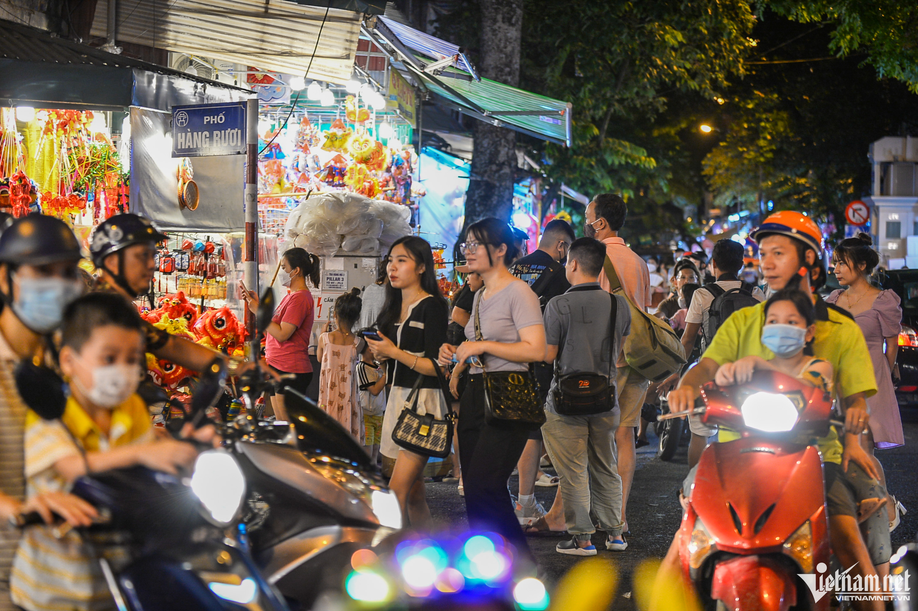 Chợ đồ chơi Trung thu ở Hà Nội tấp nập khách tối cuối tuần Chợ đồ chơi Trung thu ở Hà Nội tấp nập khách tối cuối tuần