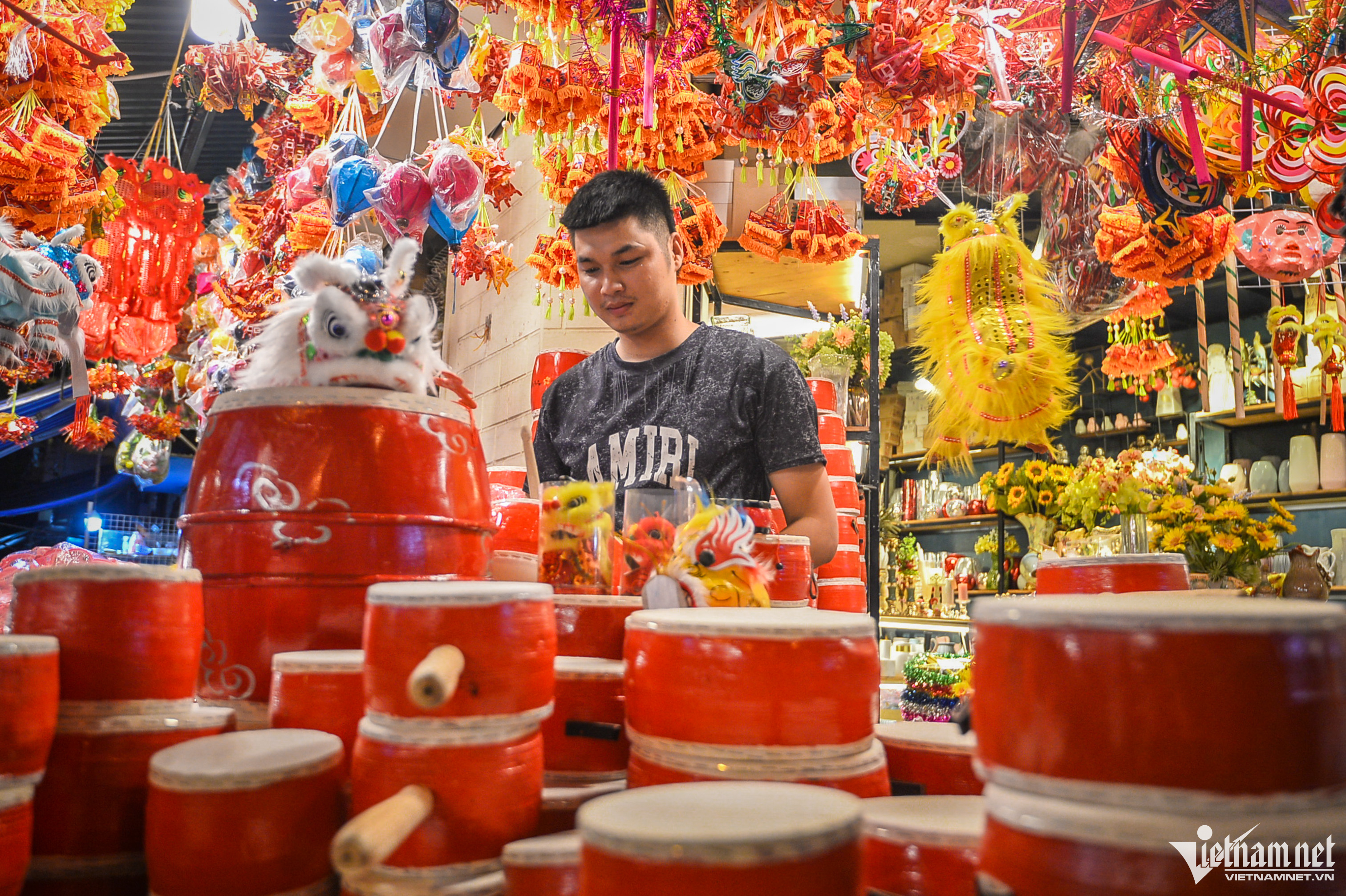 Chợ đồ chơi Trung thu ở Hà Nội tấp nập khách tối cuối tuần