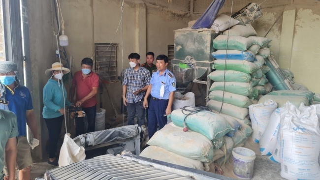 Phát hiện hàng chục tấn cám mỳ trộn bột đá