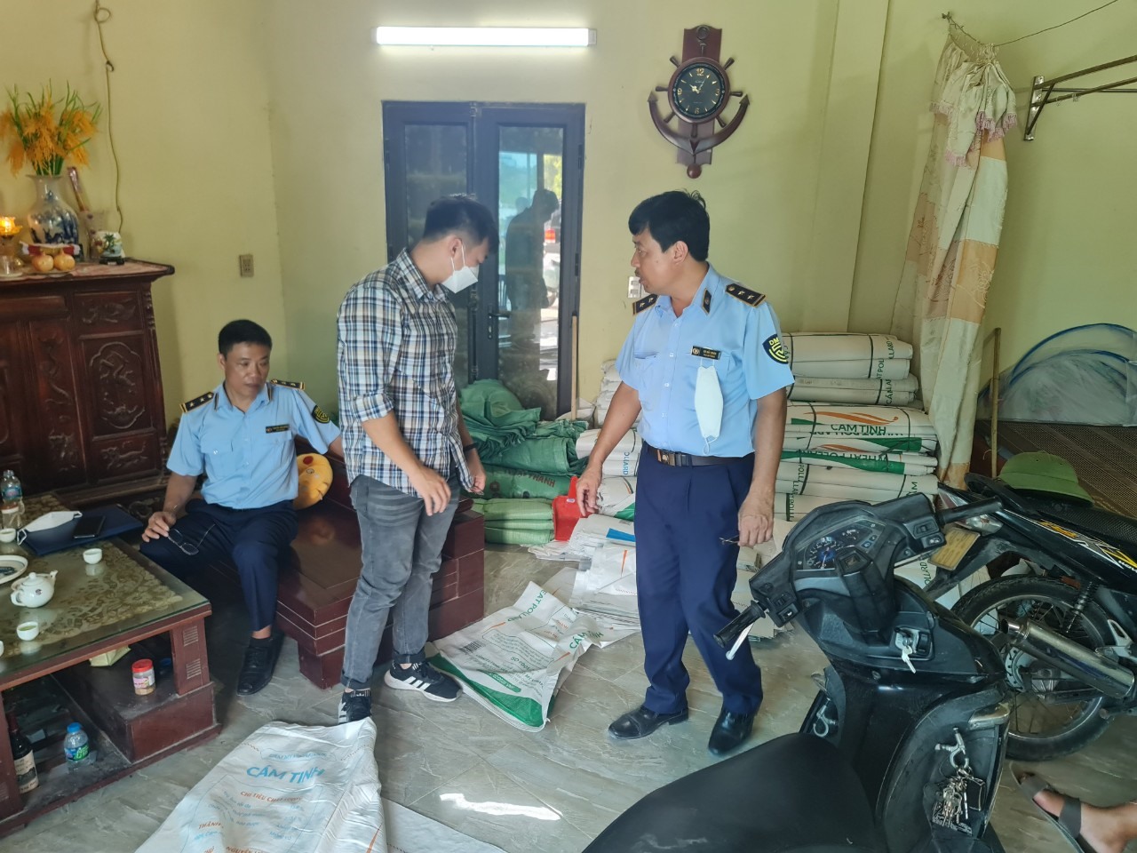 Phát hiện hàng chục tấn cám mỳ trộn bột đá