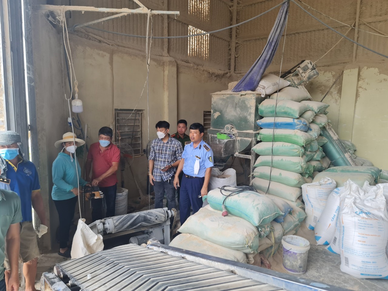 Phát hiện hàng chục tấn cám mỳ trộn bột đá