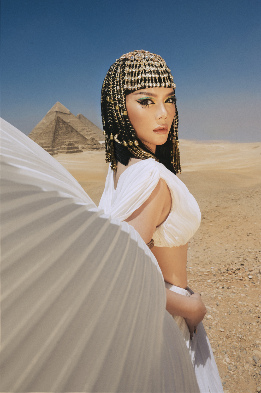 Lý Nhã Kỳ đưa nguyên ê-kíp sang Ai Cập chụp hình để mừng sinh nhật