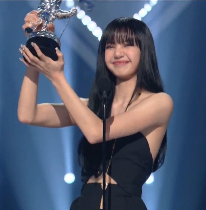 Lisa (BLACKPINK) là nữ nghệ sĩ Kpop solo đầu tiên thắng giải tại MTV VMAs 2022