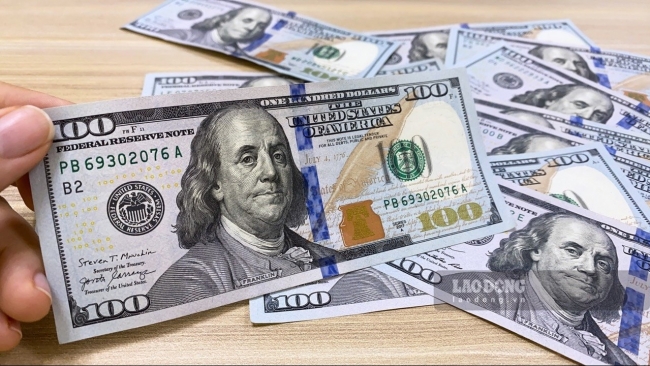 Mỹ bị hạ xếp hạng tín dụng, đồng USD rung lắc