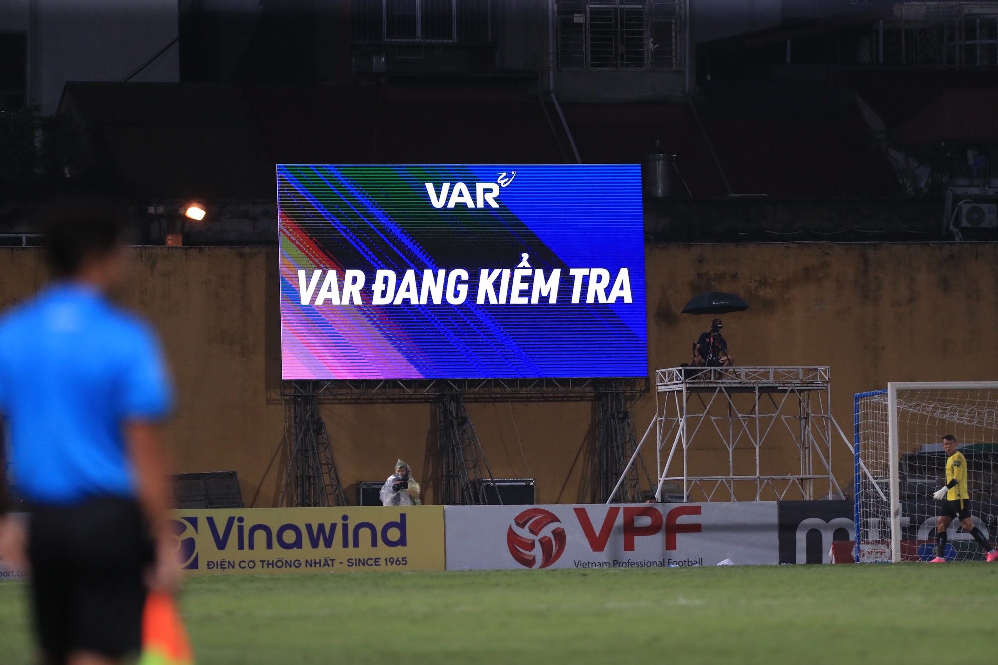 FIFA bất ngờ hỗ trợ thêm hai xe VAR cho bóng đá Việt Nam