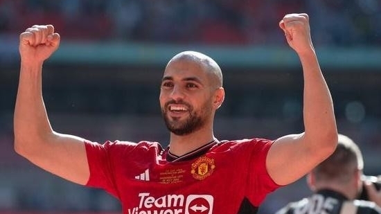 HLV Mourinho tranh ngôi sao với Ten Hag