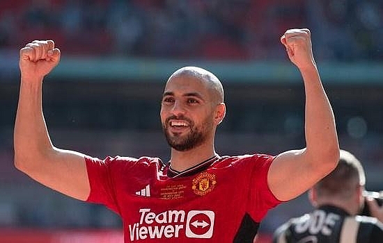 HLV Mourinho tranh ngôi sao với Ten Hag