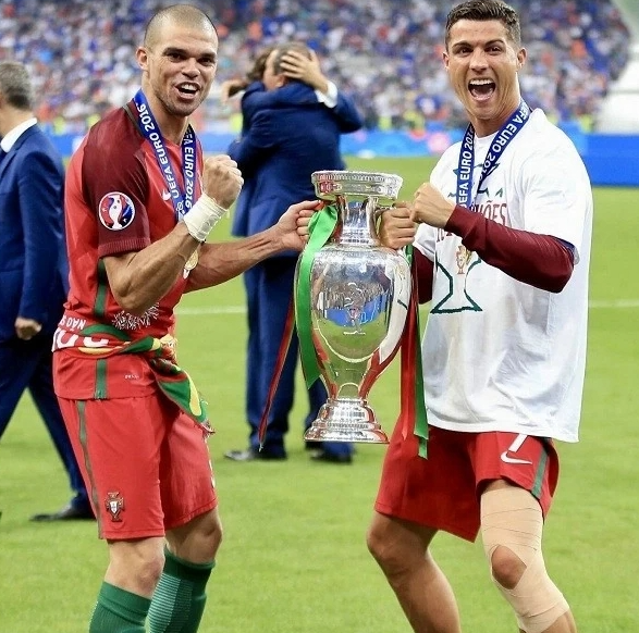 Cristiano Ronaldo xúc động tri ân Pepe