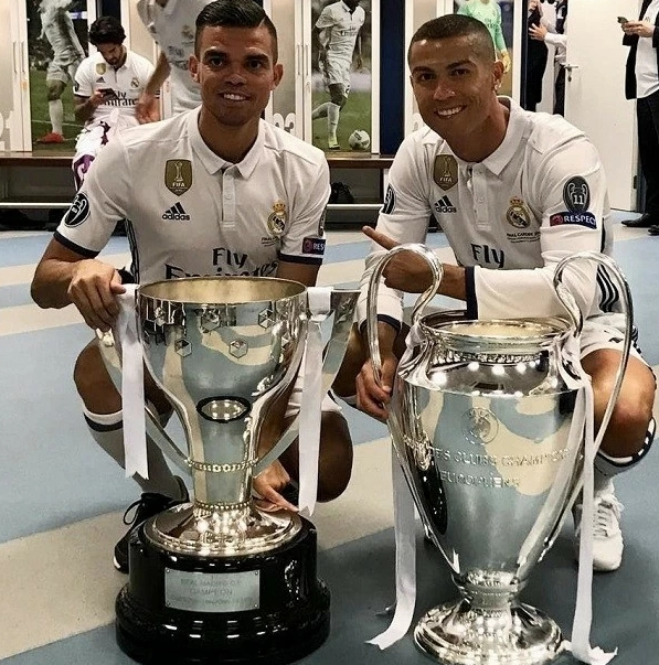 Cristiano Ronaldo xúc động tri ân Pepe