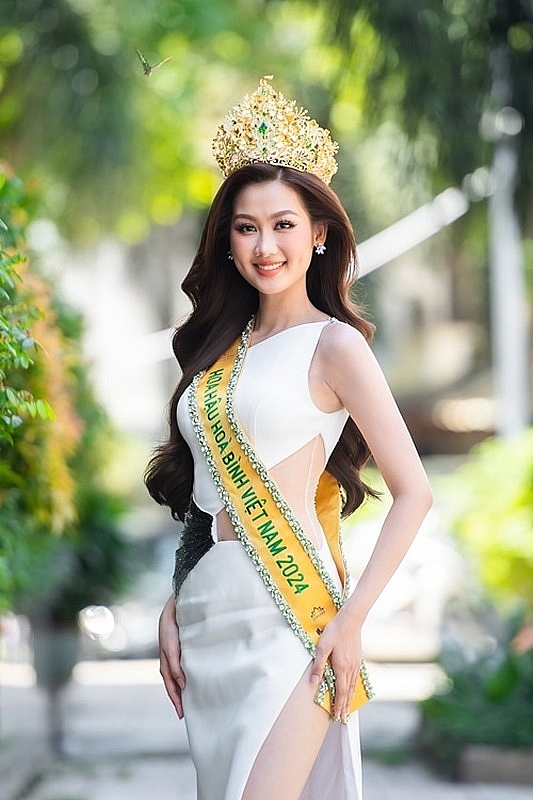 Hoa hậu Võ Lê Quế Anh sau một tuần đăng quang gây tranh cãi Hoa hậu Võ Lê Quế Anh sau một tuần đăng quang gây tranh cãi