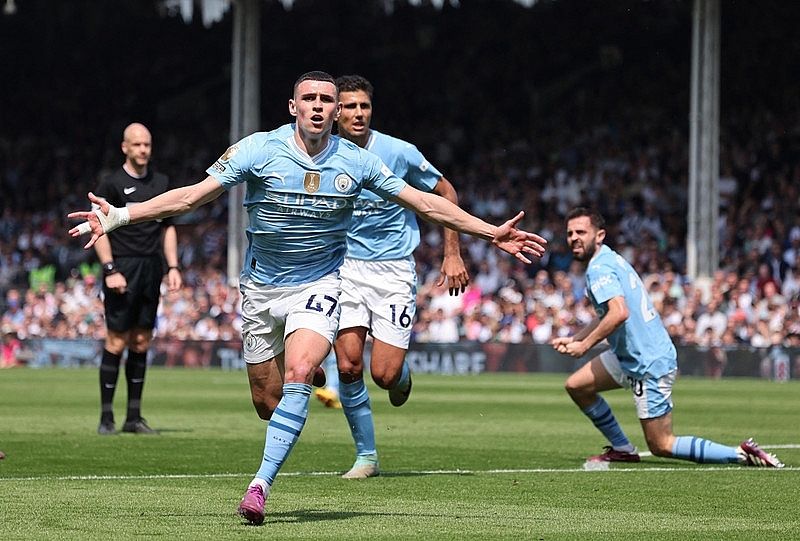 Phil Foden bảnh bao nhận giải xuất sắc nhất năm tại Ngoại hạng Anh