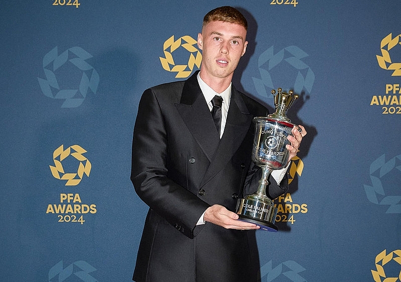 Phil Foden bảnh bao nhận giải xuất sắc nhất năm tại Ngoại hạng Anh