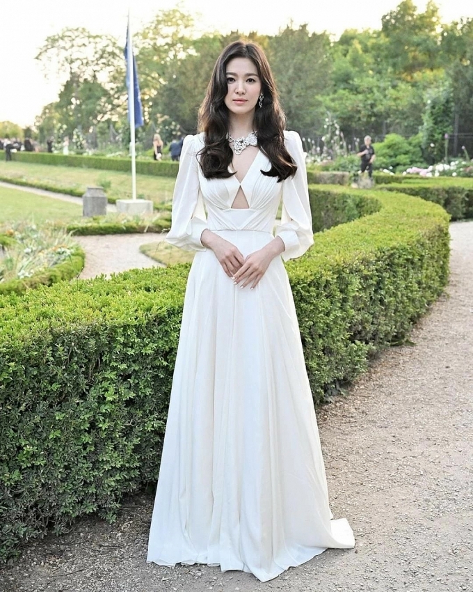 Gu thời trang tối giản, tinh tế của diễn viên Song Hye Kyo