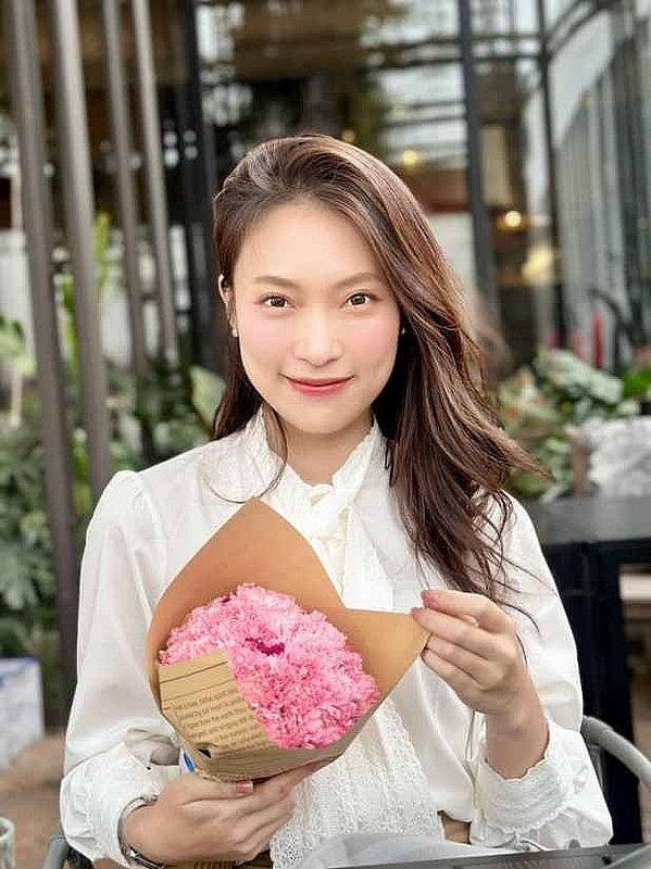 Cầm host ATVNCG có phải là “tấm áo quá rộng” với Khánh Vy? Cầm host ATVNCG có phải là “tấm áo quá rộng” với Khánh Vy?
