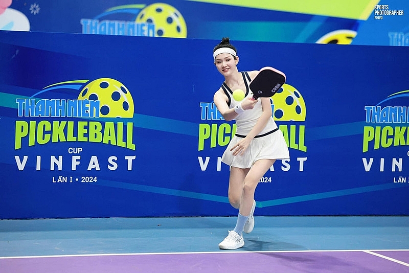 Thời trang Pickleball ‘sáng bừng sân tập’ của Hiền Hồ