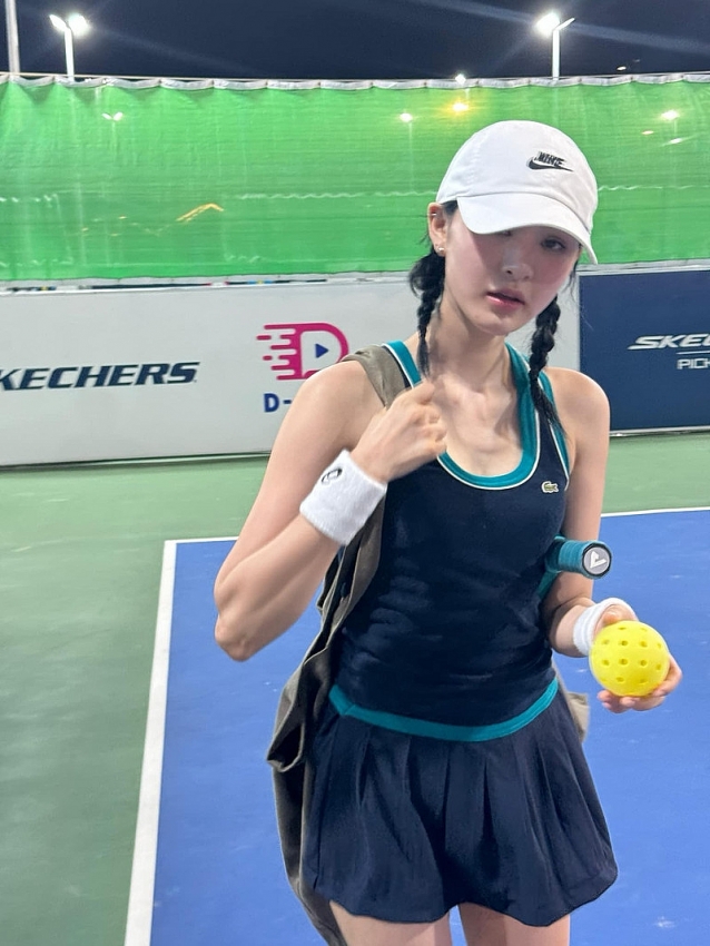 Thời trang Pickleball ‘sáng bừng sân tập’ của Hiền Hồ