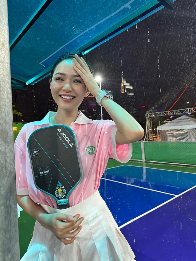 Thời trang Pickleball ‘sáng bừng sân tập’ của Hiền Hồ